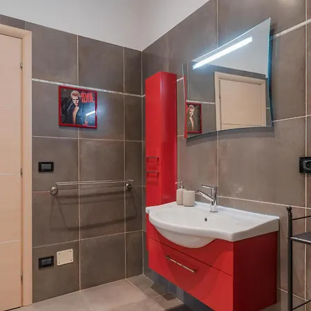 Modern Bright 2br Penthouse Close To Center شقة *