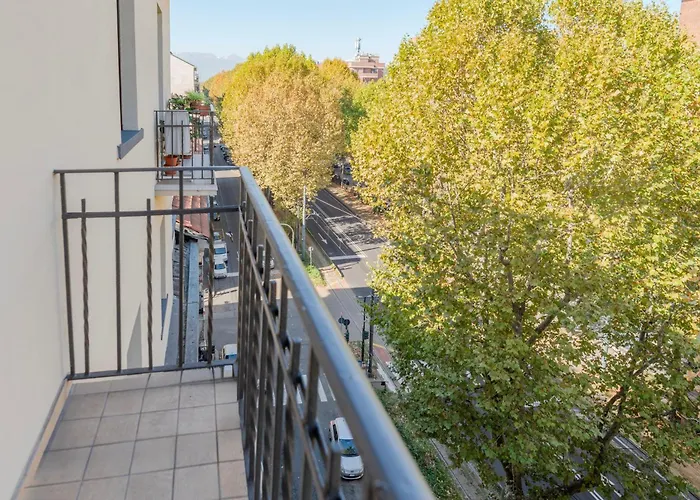 Modern Bright 2br Penthouse Close To Center דירה